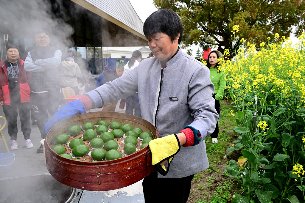 Jiaxing residents make green rice balls for Qingming Festival